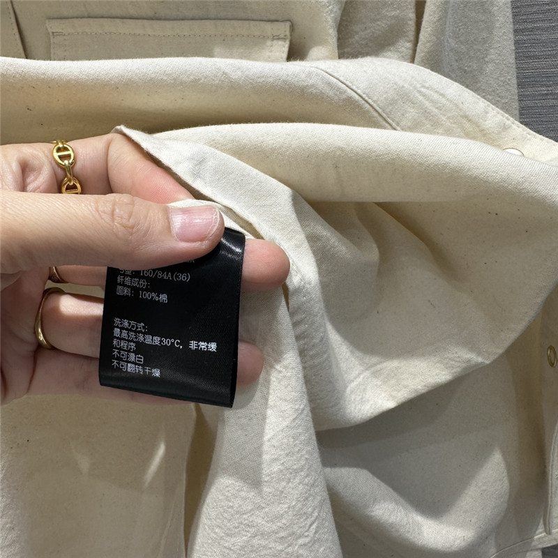 L0r0 P1ana right shoulder shirt