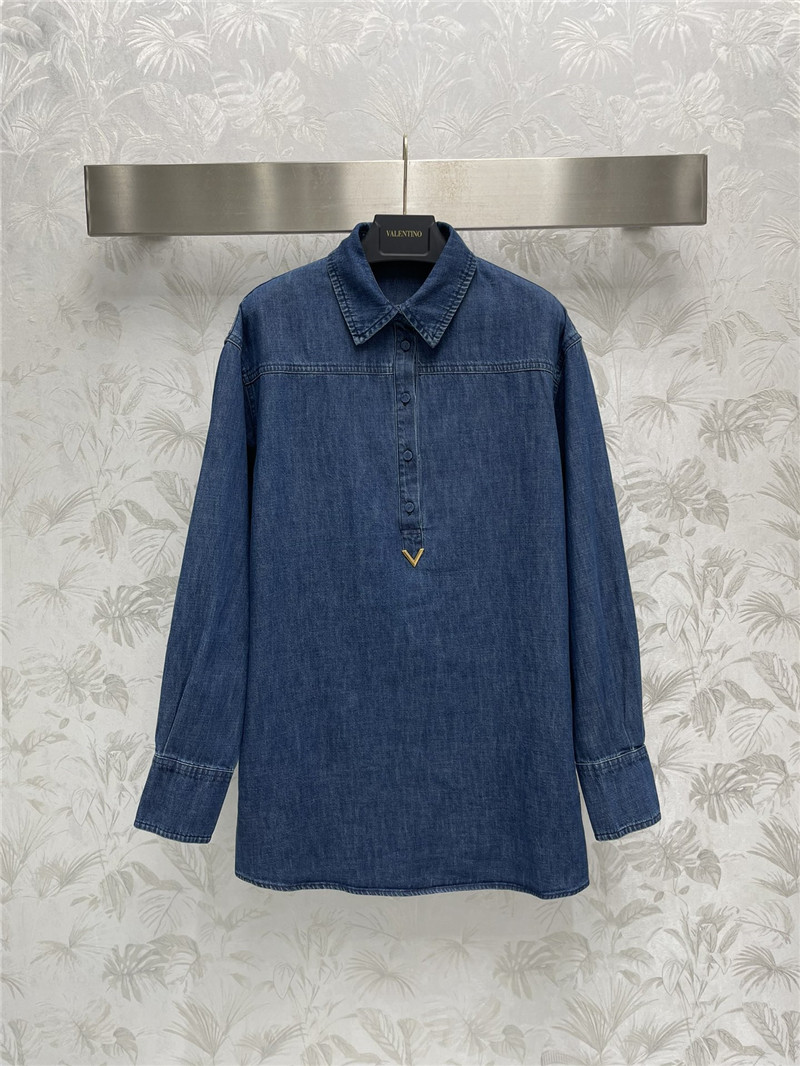Va1e*ntin0 metallic v logo half-button denim shirt