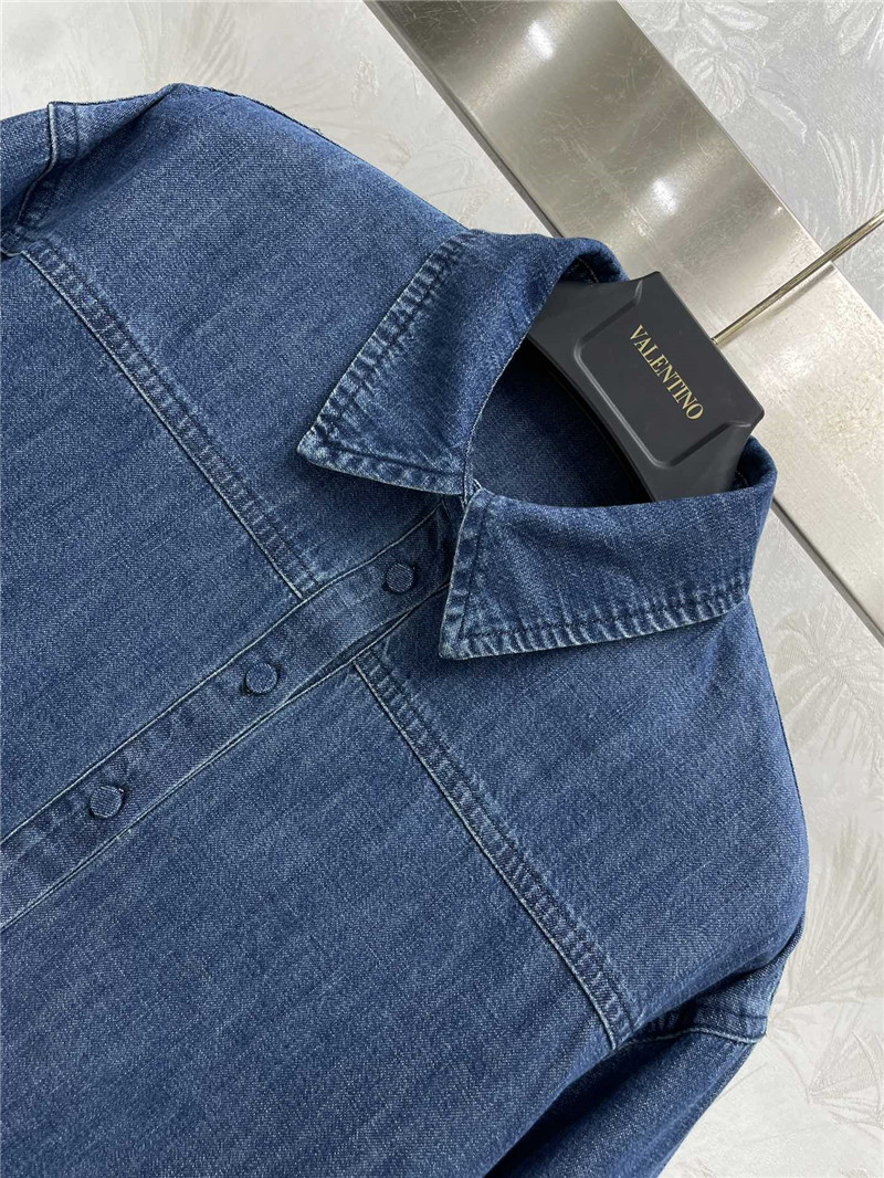 Va1e*ntin0 metallic v logo half-button denim shirt