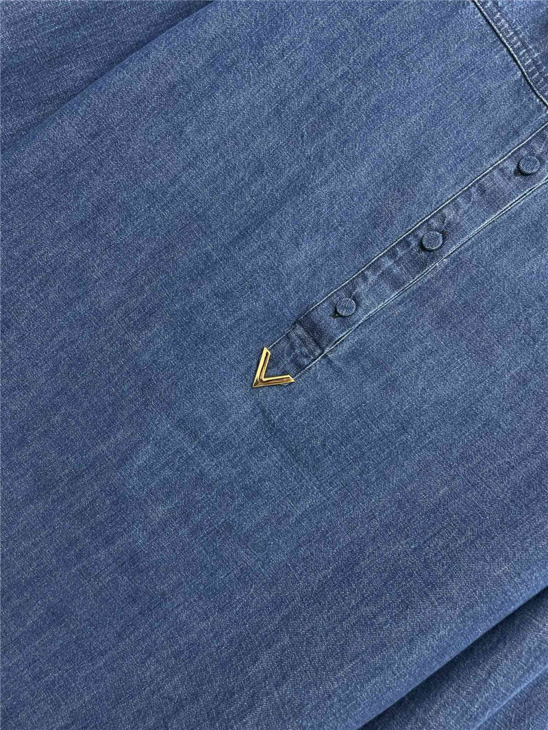 Va1e*ntin0 metallic v logo half-button denim shirt