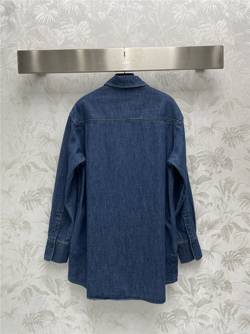 Va1e*ntin0 metallic v logo half-button denim shirt