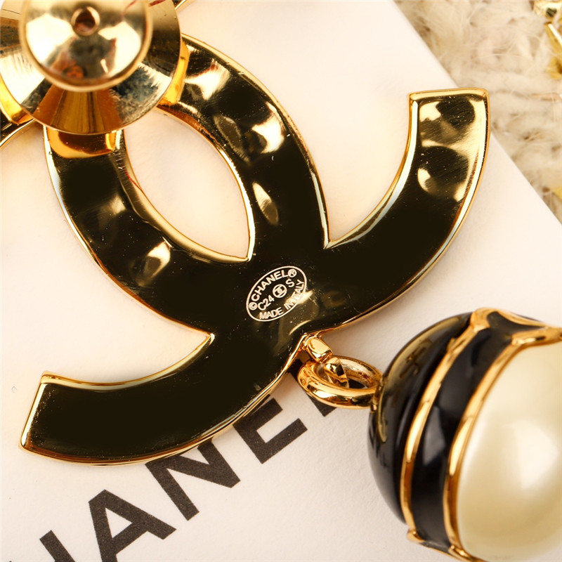 Ch**el black enamel hanging pearl brooch