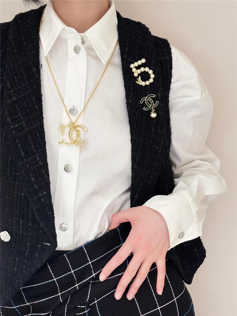 Ch**el black enamel hanging pearl brooch