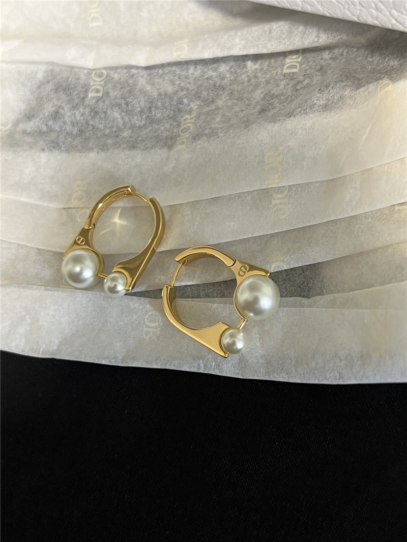 D10r large and small pearl earrings