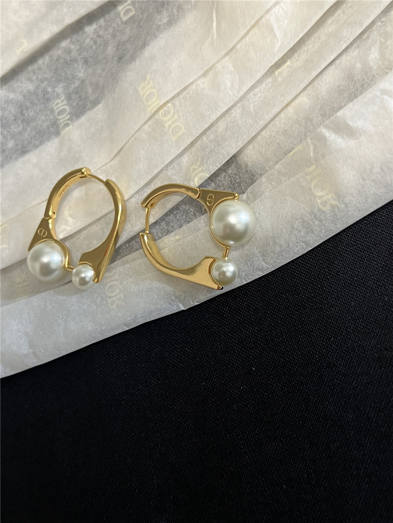 D10r large and small pearl earrings