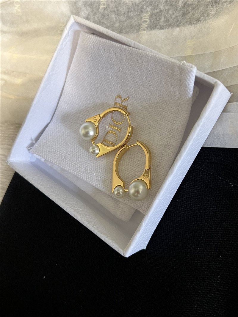 D10r large and small pearl earrings