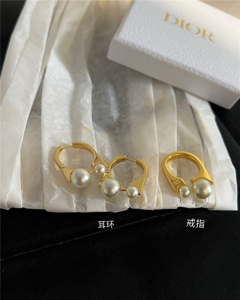D10r large and small pearl earrings