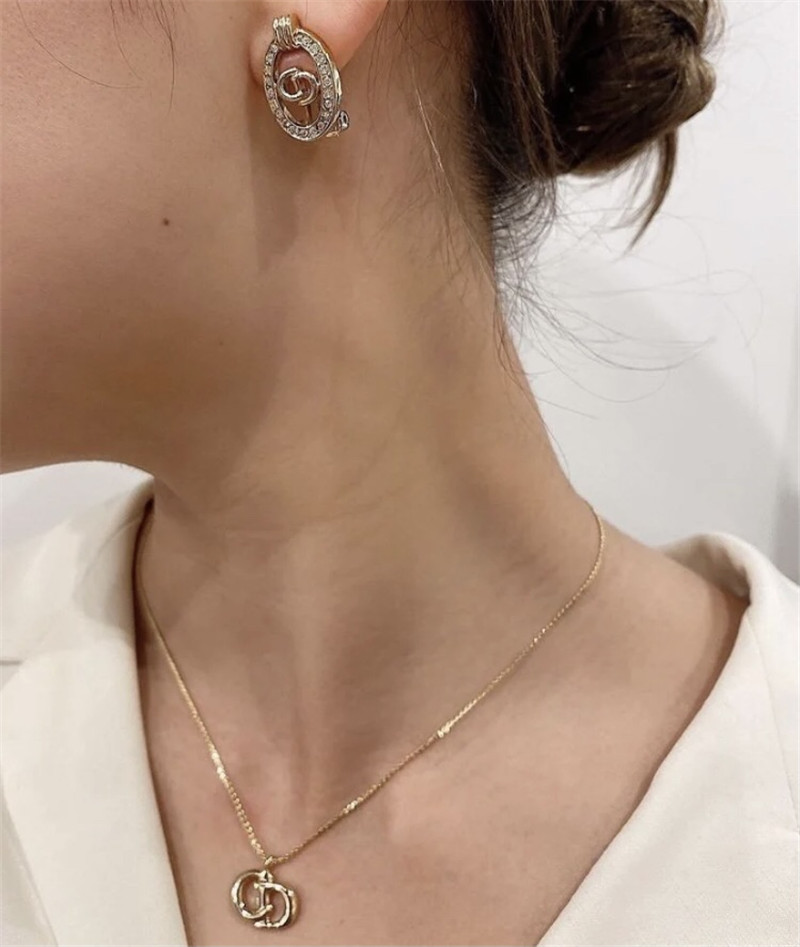 d10r oval D1am0nd earrings