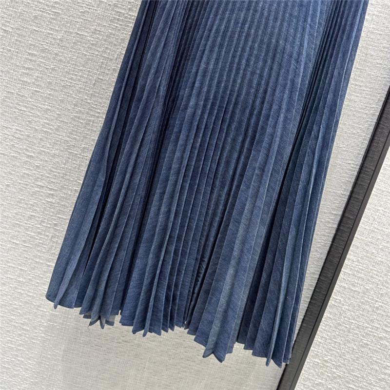 Va1e*ntin0 ach**elordion pleated denim skirt replica d&g clothing