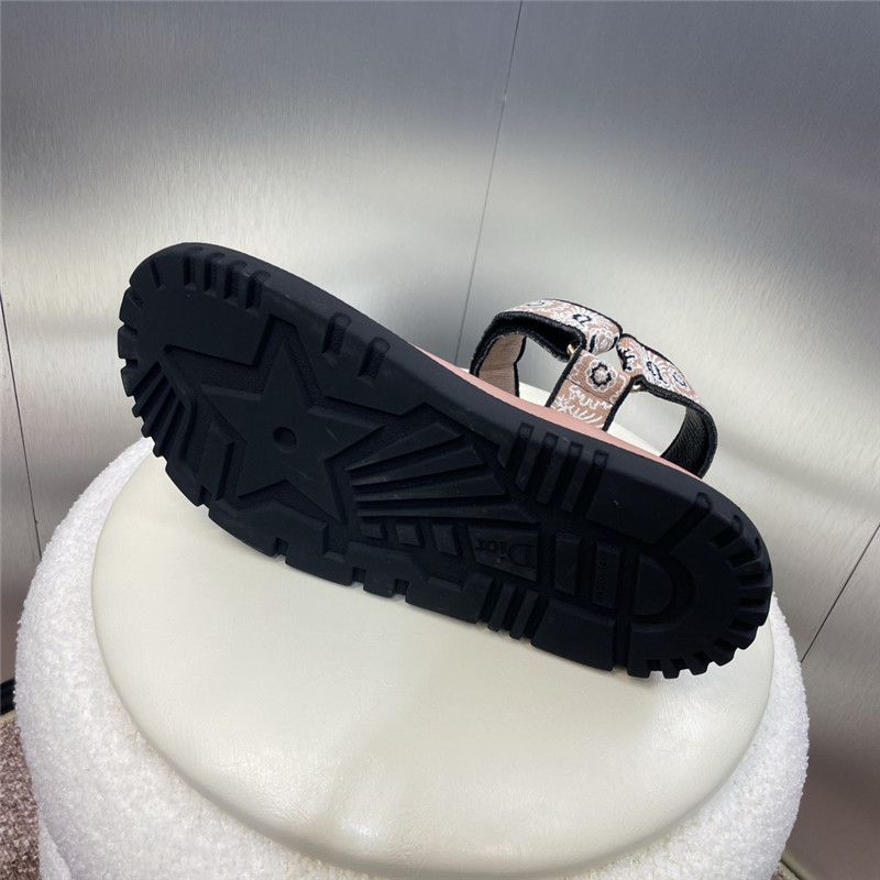 D10r d-wave canvas sandal