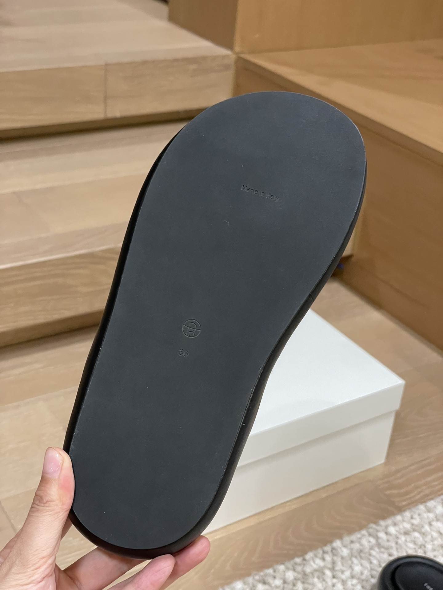 The R0w casual slippers best replica shoes website