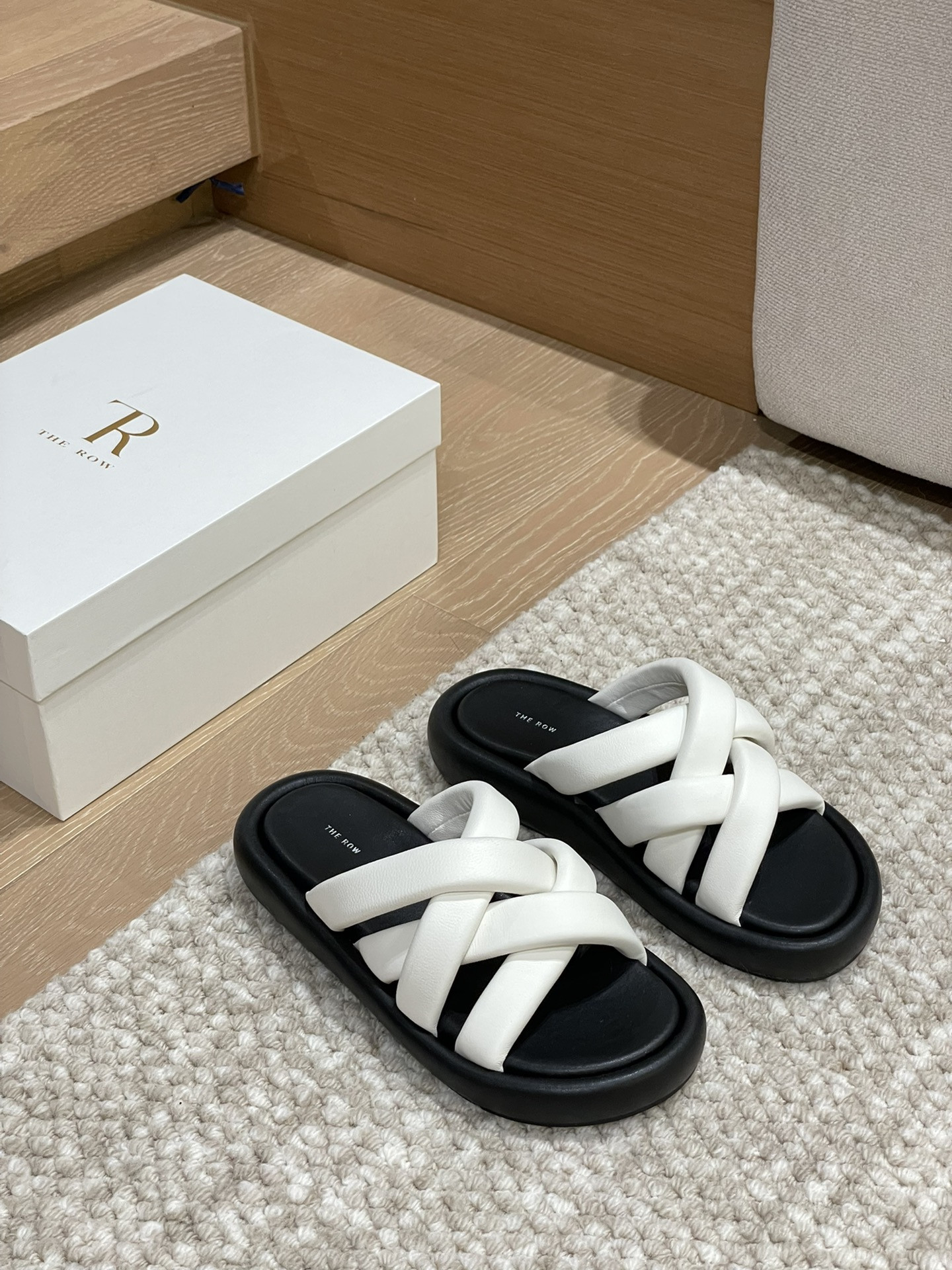The R0w casual slippers best replica shoes website