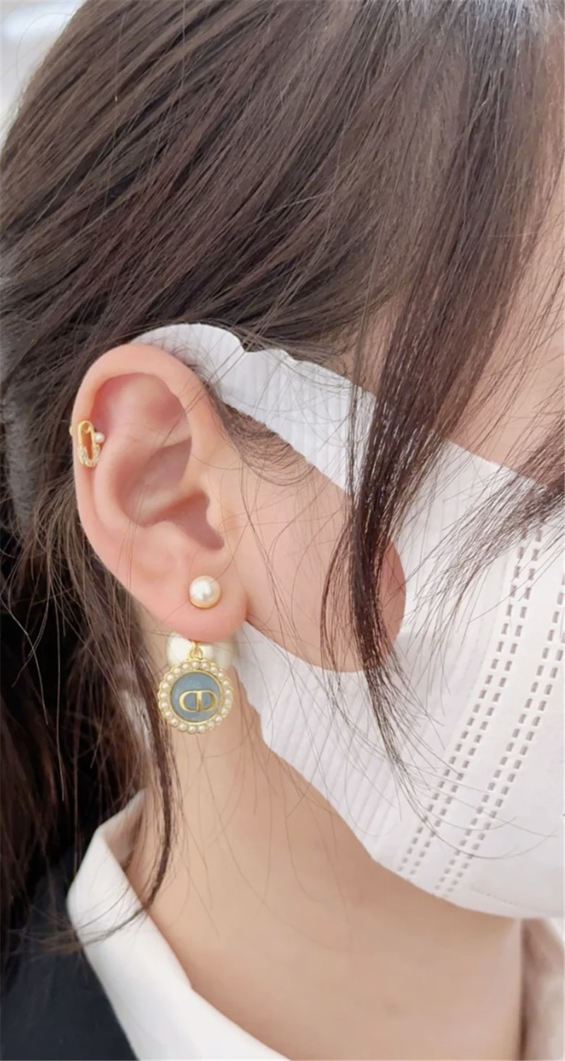 D10r r glass pearl earrings