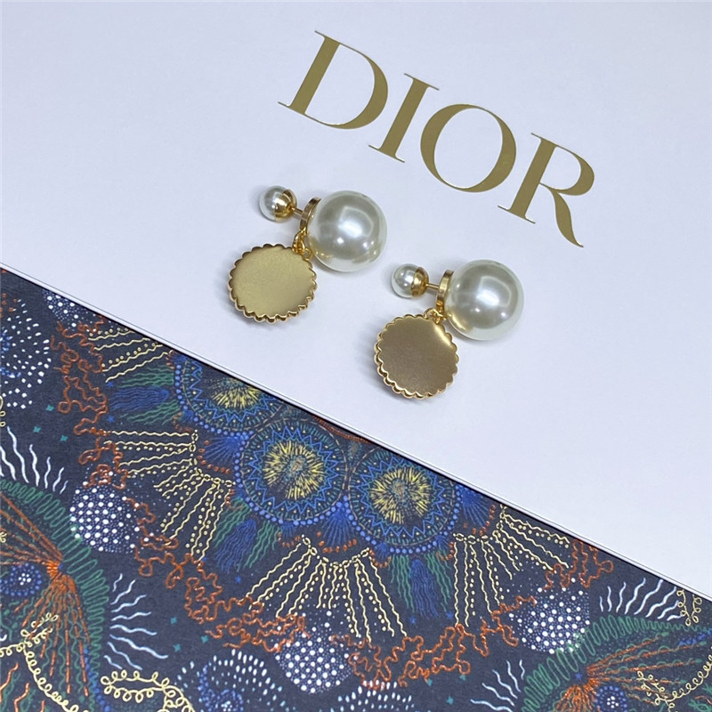 D10r glass pearl earrings