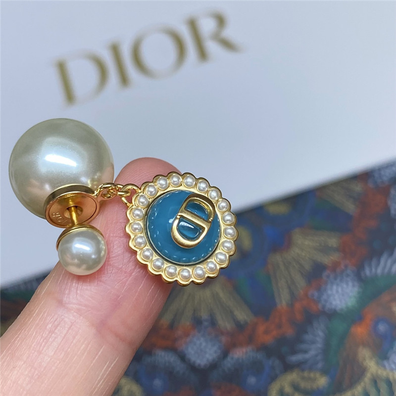 D10r glass pearl earrings