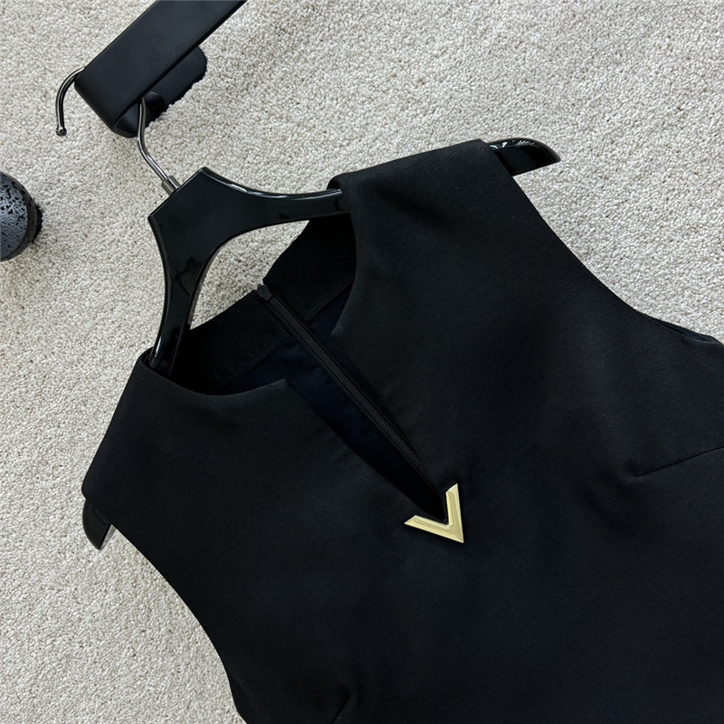 Va1e*ntin0 v button sleeveless dress replica clothing sites