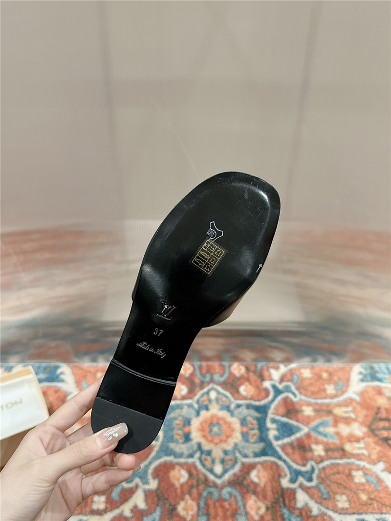 l0vis Vvtt0n lv flat sandals best replica shoes website