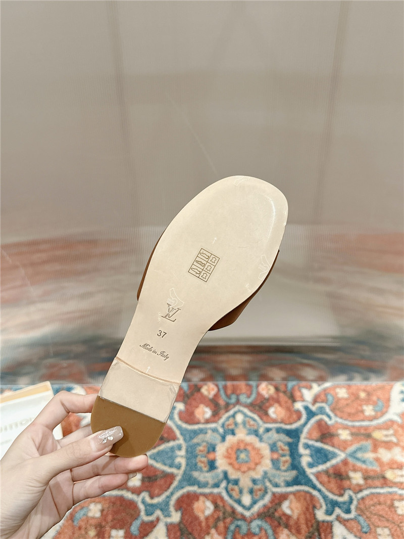 l0vis Vvtt0n lv flat sandals best replica shoes website