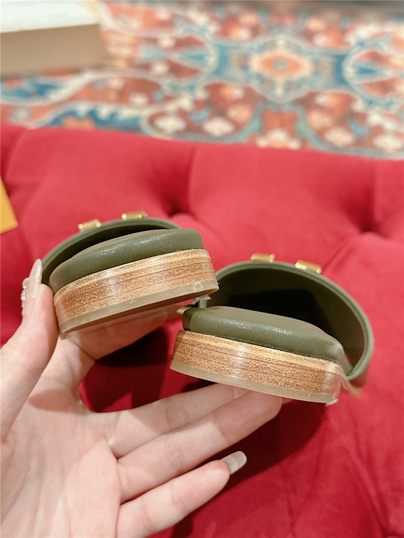 l0vis Vvtt0n lv flat sandals best replica shoes website