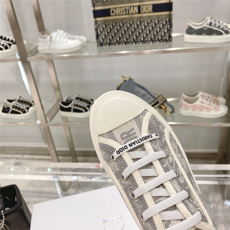 D10r embroidered walk’n sneakers gray