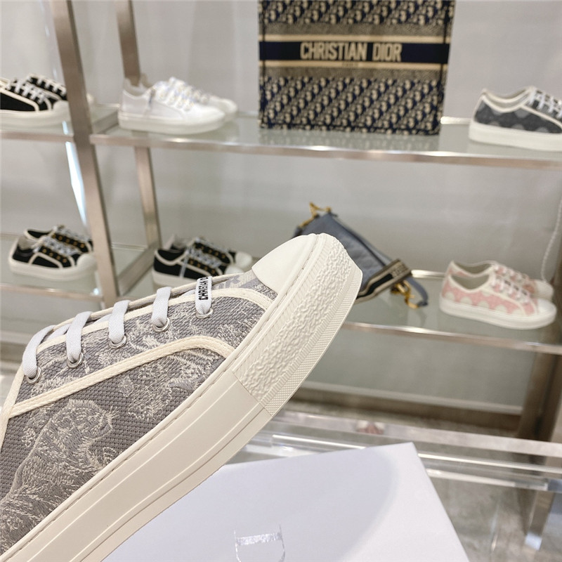 D10r embroidered walk’n sneakers gray