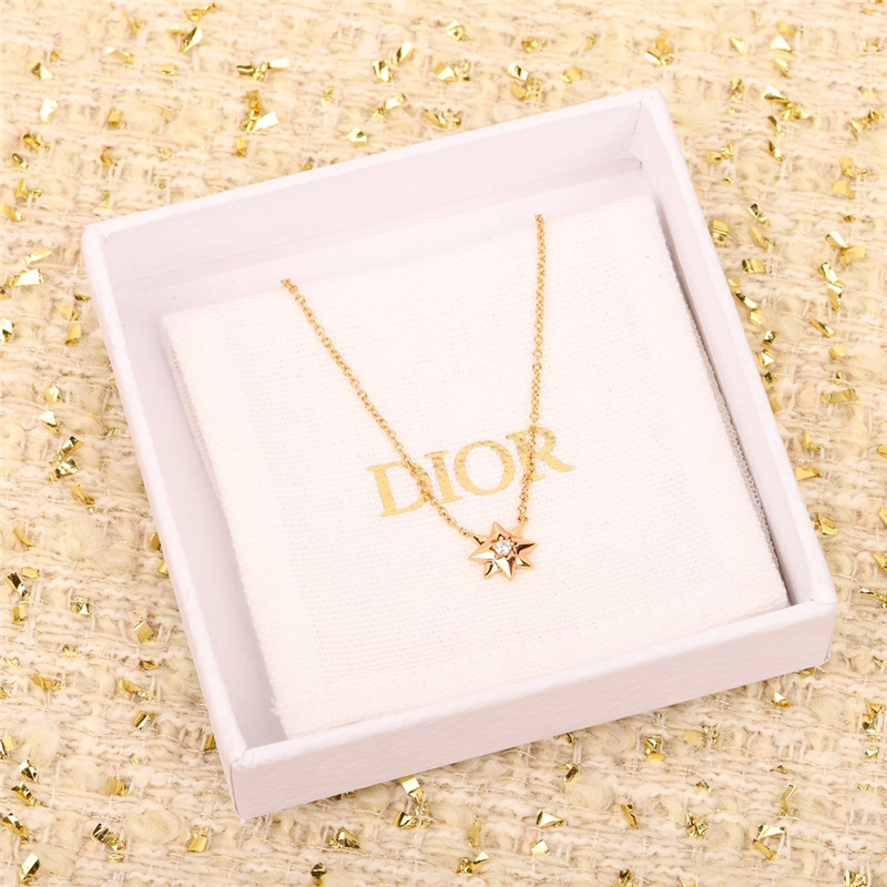 D10r eight-pointed star necklace