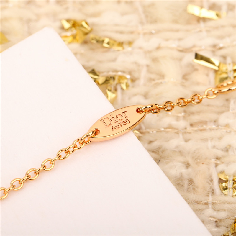 D10r eight-pointed star necklace