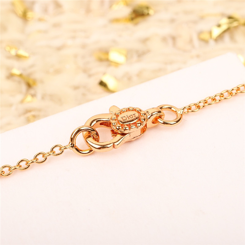 D10r eight-pointed star necklace