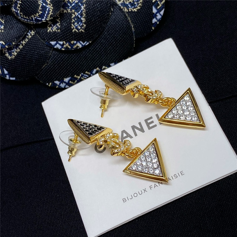 ch**el gold double c triangle black and white D1am0nd earrings