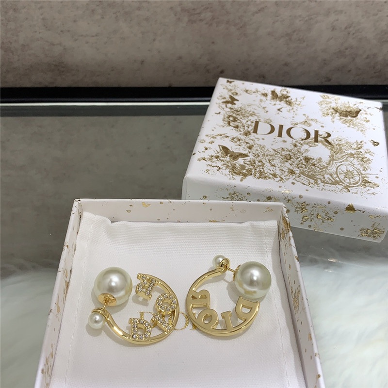 D10r letter pearl earrings