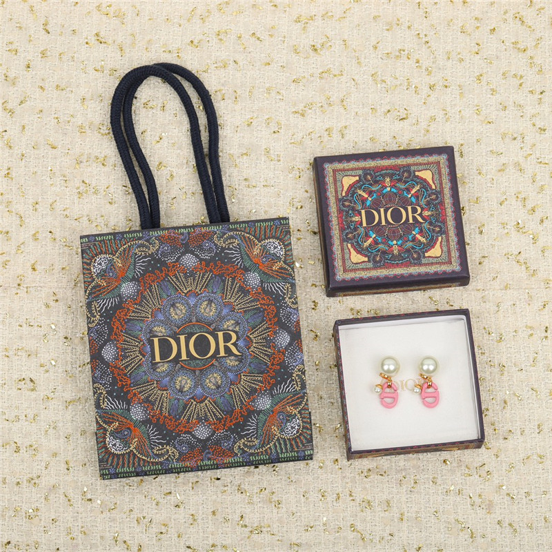 D10r pink pearl letter earrings