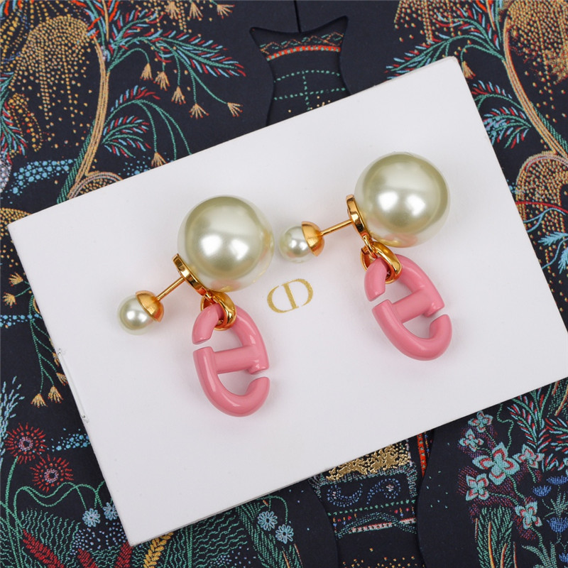 D10r pink pearl letter earrings