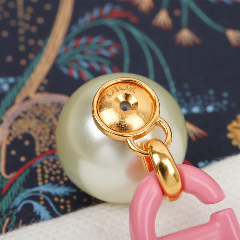 D10r pink pearl letter earrings