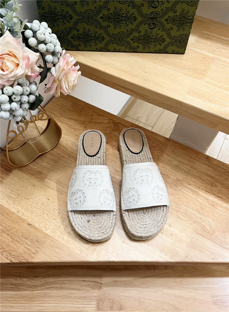 Gvc*1 interlocking g espadrille slides white
