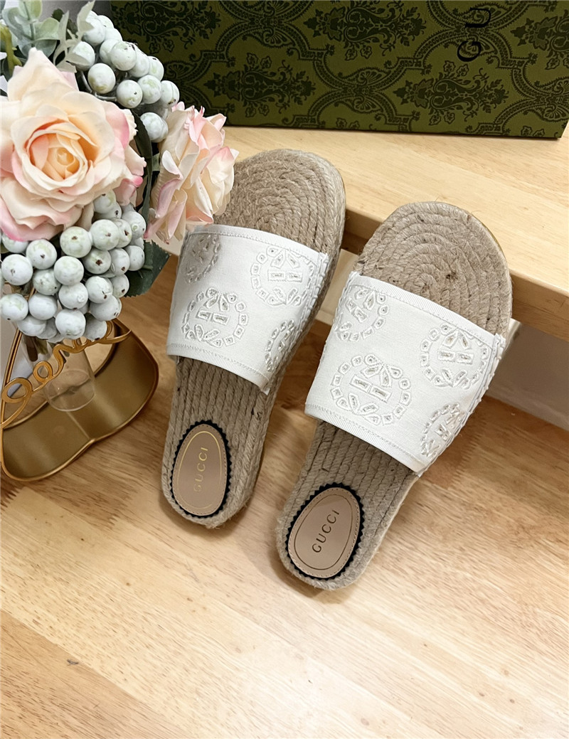 Gvc*1 interlocking g espadrille slides white