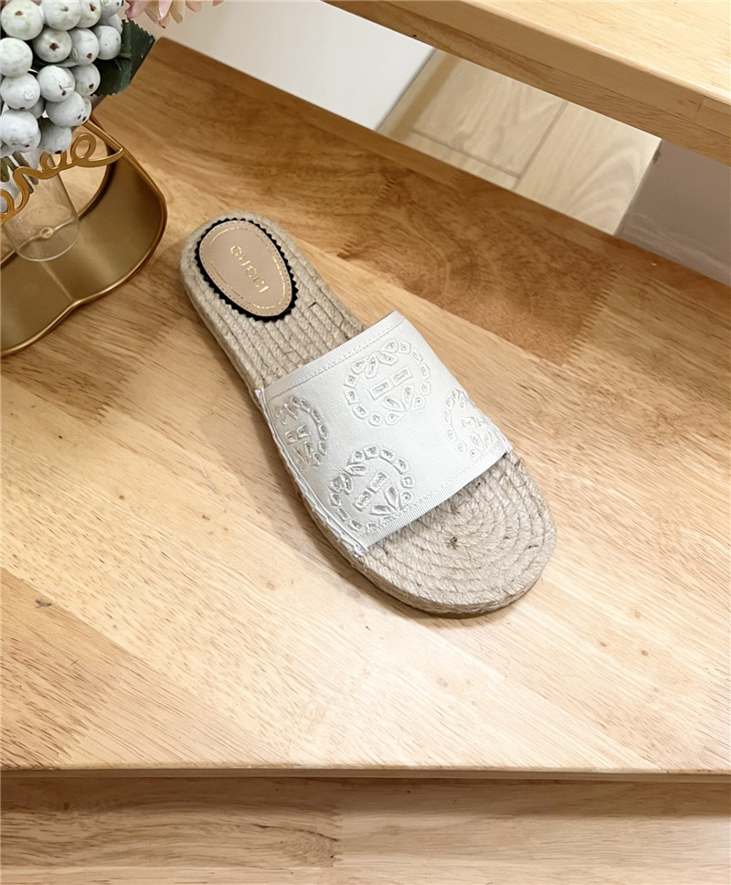 Gvc*1 interlocking g espadrille slides white
