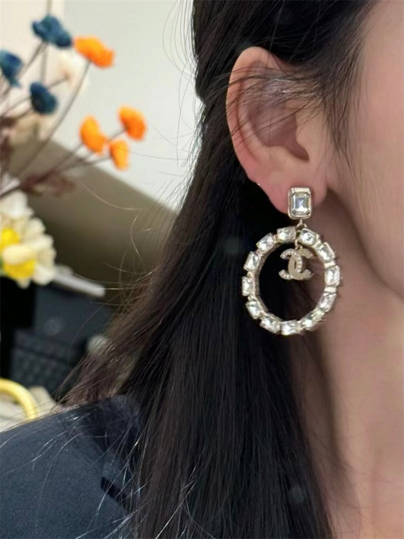 ch**el large D1am0nd ring ear clip