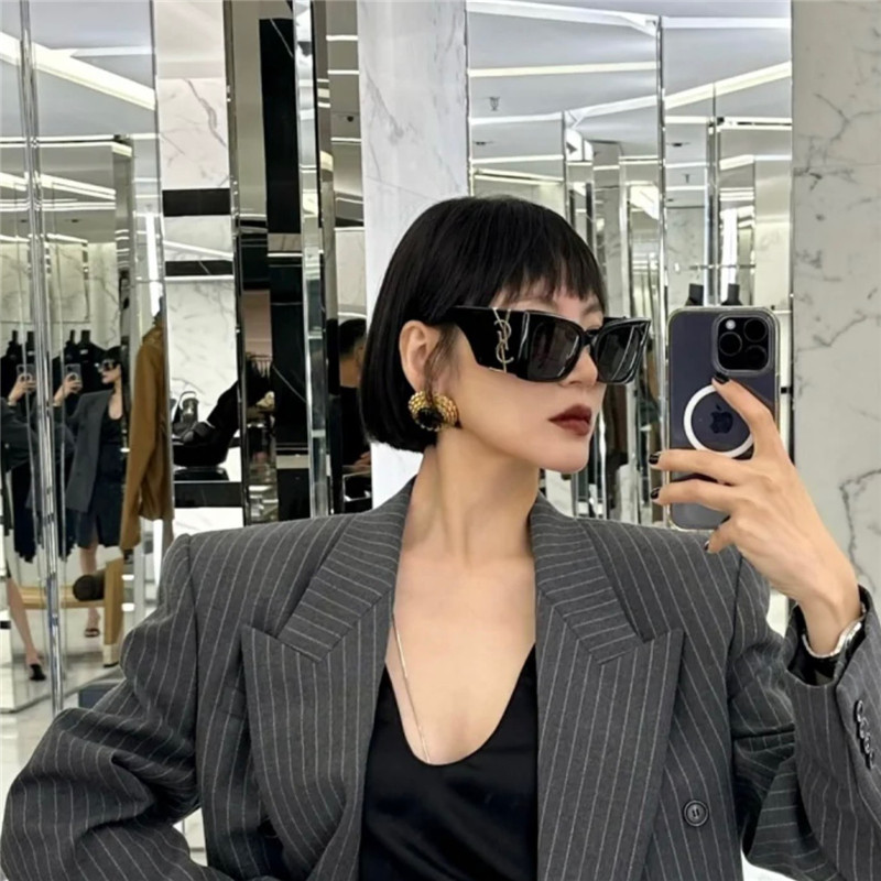 Y51 vintage resin ear clip