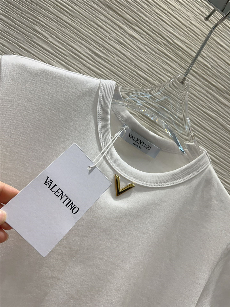 Va1e*ntin0 v-buckle hardware t-shirt replica designer clothes