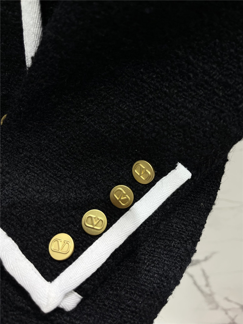 Va1e*ntin0 new suit replica clothing sites