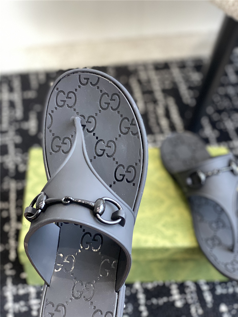 Gvc*1 horsebit thong sandals in black