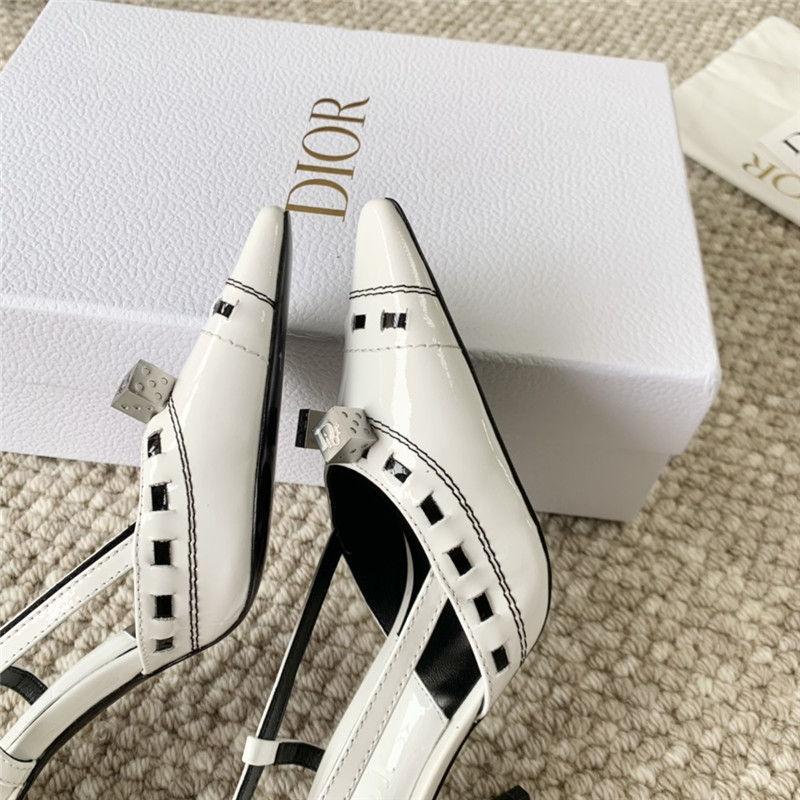 D10r white patent leather pointed toe pumps