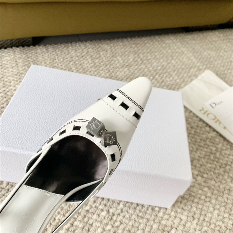 D10r white patent leather pointed toe pumps