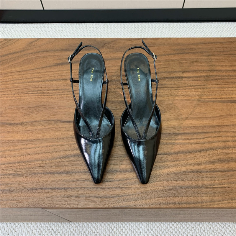 The R0w black pointed toe slingback pumps