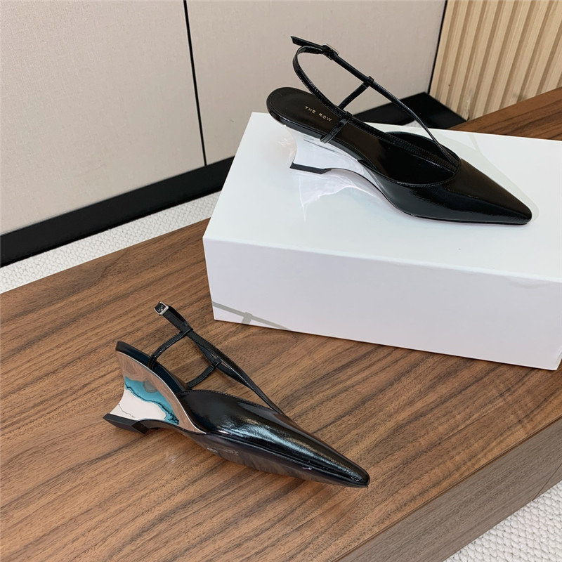 The R0w black pointed toe slingback pumps