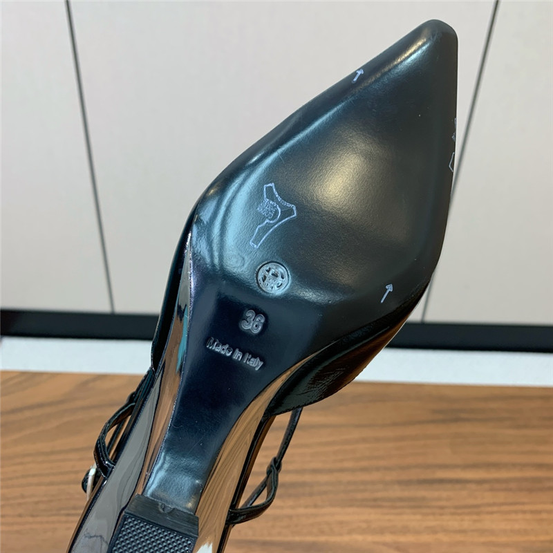 The R0w black pointed toe slingback pumps