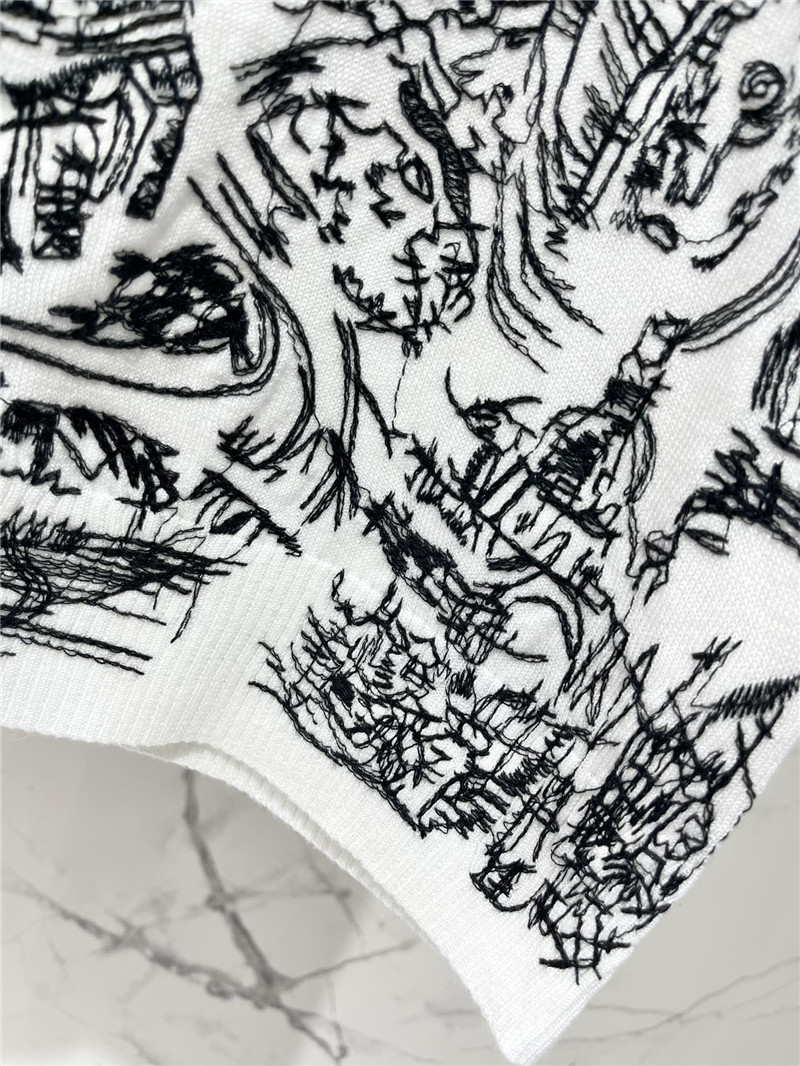 D10r embroidered painting knit t-shirt in white