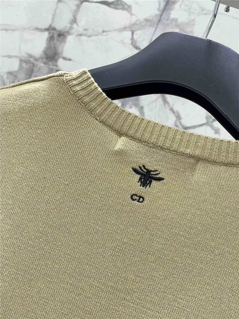 D10r embroidered painting knit t-shirt in beige