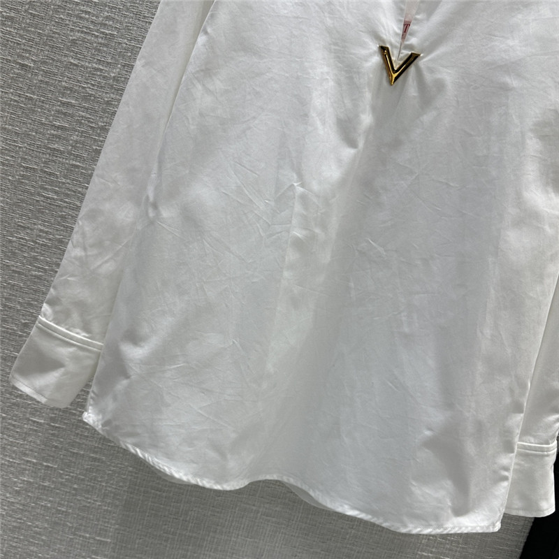 Va1e*ntin0 hardware v-button round collar white shirt replica clothes
