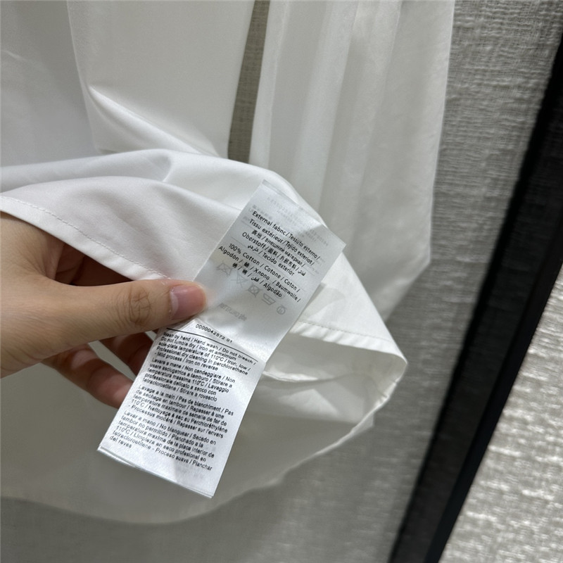 Va1e*ntin0 hardware v-button round collar white shirt replica clothes